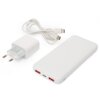 Na zdjęciu znajduje się biały powerbank z dwoma czerwonymi portami USB i jednym portem USB-C, obok którego leży biała ładowarka sieciowa oraz kabel USB. Na ładowarce widoczne są oznaczenia techniczne i certyfikaty.