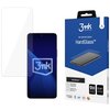 Opakowanie produktu "3mk HardGlass" do telefonu Honor 90 Lite, z widocznym logo "3mk Protection" oraz informacjami o twardości 9H i technologii FIT-IN™. Obok opakowania znajduje się przezroczyste szkło hartowane oraz telefon z wyświetlaczem, na którym wid