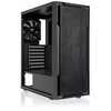 Czarna obudowa komputerowa z siatkowym frontem i widocznym wentylatorem z logo "Thermaltake" wewnątrz. Obudowa stoi na białym tle, a jej wnętrze jest częściowo widoczne.