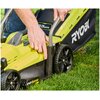 Na zdjęciu widoczna jest kosiarka elektryczna w kolorze zielonym z czarnymi elementami, na której znajduje się napis "RYOBI". Na obudowie kosiarki widoczny jest również napis "EASYEDGE" oraz oznaczenie "33 cm".