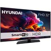 Telewizor z kolorowym, dynamicznym obrazem na ekranie, z widocznymi napisami: "HYUNDAI", "FHD 32"", "Smart WiFi", "HDR". Produkt stoi na czarnej podstawie.