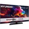 Na zdjęciu widoczny jest telewizor z kolorowym, abstrakcyjnym obrazem na ekranie, z napisami "HYUNDAI", "FHD 43"", "Smart WiFi" oraz "HDR". Telewizor stoi na prostokątnej podstawie.