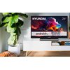 Na zdjęciu znajduje się telewizor z widocznym logo "HYUNDAI" oraz oznaczeniem "24''", a na ekranie wyświetlany jest kolorowy obraz z chmurami. Na ekranie widoczne są również napisy "android tv" i "DOLBY DIGITAL PLUS".