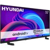 Telewizor z napisem "HYUNDAI" w lewym górnym rogu i "32''" w prawym górnym rogu, na ekranie widoczna jest kolorowa grafika z napisem "android tv" oraz logo "DOLBY DIGITAL PLUS". Na dolnej ramce telewizora znajduje się logo "HYUNDAI".