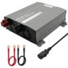 Na zdjęciu znajduje się szara inteligentna ładowarka z napisem "Qoltec Battery Charger 80A" oraz symbolami wskazującymi na różne typy akumulatorów. Obok ładowarki widoczne są dwa kable z końcówkami w kolorach czerwonym i czarnym oraz czarny przewód z wtyc