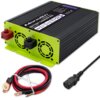 Czarna ładowarka z zielonymi elementami, oznaczona jako "Monolith Battery Charger 80A", z widocznymi złączami i wentylatorami, obok której znajdują się przewody z zaciskami oraz kabel zasilający. Na ładowarce widoczne są oznaczenia techniczne i certyfikat