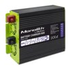 Czarna ładowarka z zielonymi elementami bocznymi, z widocznym napisem "Monolith by Qoltec BATTERY CHARGER 80A Model: 51918". Na etykiecie znajdują się informacje techniczne, takie jak "80A", "12-15 DC", "3-STAGE CHARGING", "BUILT-IN FAN", oraz dane produc