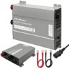 Na zdjęciu znajduje się inteligentna ładowarka Qoltec Monolith 51919 do akumulatorów, z widocznymi oznaczeniami: "Battery Charger 90A", "Model: 51919", "90A", "12-15 DC", "5-stage charging", oraz listą typów akumulatorów: "LiFePo4", "Flooded", "Calcium", 
