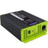 Czarna, żebrowana obudowa ładowarki z zielonymi akcentami, na której widnieje napis "Monolith Battery Charger 90A" oraz symbole certyfikacji CE i inne oznaczenia techniczne. Na panelu przednim znajdują się przycisk zasilania, przełącznik DIP oraz gniazdo 
