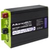 Czarna ładowarka z zielonymi elementami, z widocznym napisem "Monolith by Qoltec BATTERY CHARGER 90A Model: 51919" oraz ikonami wskazującymi na funkcje takie jak "3-STAGE CHARGING" i "BUILT-IN FAN". Na etykiecie znajdują się również informacje o producenc