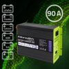 Czarna ładowarka z zielonymi elementami bocznymi, oznaczona jako "Monolith by Qoltec BATTERY CHARGER 90A Model: 51919", z widocznymi ikonami i napisami dotyczącymi kompatybilnych typów akumulatorów: LiFePo4, Flooded, Calcium, AGM, SLA, GEL. Na ładowarce z