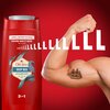 Czerwone opakowanie żelu pod prysznic z napisem "Old Spice Deep Sea" oraz "3 in 1" obok zgiętego ramienia z tatuażem statku na tle czerwieni. Na opakowaniu widnieje napis "LONG LASTING FRESHNESS PERFUME QUALITY SCENT" oraz grafika przedstawiająca morskie 
