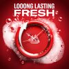 Czerwone tło z dużym napisem "LOOONG LASTING FRESH" oraz grafiką zegara otoczonego pianą i bąbelkami. Na tarczy zegara widoczny jest biały symbol statku.