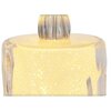 Na zdjęciu widoczna jest świeca dekoracyjna z efektem LED, o wymiarach 3.7 x 8 cm, z ozdobnym wzorem i przezroczystą powierzchnią, która emituje ciepłe, żółte światło. Górna część świecy ma wyraźnie zaznaczone, pionowe żłobienia.