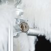 Zbliżenie na srebrny element lampy podłogowej z białymi, puszystymi ozdobami. Widoczna jest metalowa rurka z otworem, otoczona białymi piórami.
