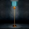 Lampa podłogowa z turkusowym abażurem i złotą podstawą, umieszczona na ciemnym tle. Produkt to "Lampa podłogowa EUROFIRANY Musa 395125 Turkusowy wysokość 165 cm".