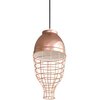 Lampa sufitowa w kolorze miedzianym z metalowym kloszem o ażurowej konstrukcji, zawieszona na czarnym przewodzie. Górna część klosza jest pełna i błyszcząca, a dolna ma formę siatki.