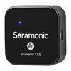 Czarny, kwadratowy moduł z napisem "Saramonic" oraz "Blink900 TXR" na przedniej stronie, z niebieską diodą i symbolem USB z boku. Na środku znajduje się okrągłe logo z falą dźwiękową.