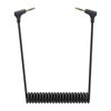 Czarny, spiralny kabel audio z dwoma kątowymi wtykami mini-jack 3,5 mm, każdy z pozłacanymi końcówkami. Na wtykach widoczny jest napis "SARAMONIC".