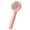 Różowa szczotka do sierści z okrągłą główką, na której znajdują się metalowe ząbki ułożone w siatkę. Rączka szczotki jest długa i gładka.