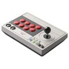 Na zdjęciu znajduje się kontroler w stylu arcade z czerwonymi przyciskami i czarnym joystickiem na jasnej obudowie. Widoczny jest tekst "8BITDO ARCADE STICK" oraz kilka kolorowych przycisków i pokręteł.