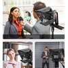 Na zdjęciu widoczny jest teleprompter zamontowany na statywie, z przymocowanym aparatem fotograficznym. W tle znajdują się różne sceny z osobami, które korzystają z telepromptera w różnych sytuacjach, takich jak wywiad na zewnątrz, prezentacja w biurze or