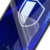 Na zdjęciu widoczny jest fragment ekranu telefonu z nałożonym szkłem ochronnym, na którym znajduje się biały symbol tarczy. Tło ekranu jest niebieskie z wzorem złożonym z drobnych kropek i falistych linii.
