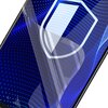 Na zdjęciu widoczny jest fragment ekranu telefonu z nałożonym szkłem ochronnym, na którym znajduje się przezroczysty symbol tarczy. Tło ekranu jest niebieskie z białymi, falistymi liniami i kropkami tworzącymi wzór.