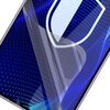 Na zdjęciu widoczny jest fragment telefonu z nałożonym szkłem ochronnym, które jest lekko uniesione, ukazując jego przezroczystość. Tło ekranu telefonu ma niebieski wzór z białymi kropkami i liniami, a na nim znajduje się biały symbol tarczy.