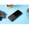 Na zdjęciu znajduje się czarny telefon z pomarańczowymi akcentami, leżący na niebieskim tle. Na klawiaturze telefonu widoczny jest napis "ulefone".