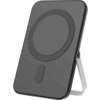Czarny powerbank o prostokątnym kształcie z zaokrąglonymi rogami, posiada okrągły wzór na powierzchni oraz wbudowaną podpórkę. Produkt jest ustawiony pod kątem, co umożliwia widoczność jego bocznej krawędzi i podpórki.