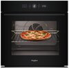 Czarny piekarnik elektryczny z widocznym wnętrzem, w którym na ruszcie znajduje się pizza. Na panelu sterowania widoczny jest wyświetlacz z godziną "12:00" oraz logo "Whirlpool" na dole drzwi piekarnika.