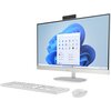 Na zdjęciu widoczny jest tył białego komputera typu All-in-One z logo "hp" na obudowie. Obok komputera znajdują się biała klawiatura i myszka, a monitor jest zamocowany na srebrnej podstawie.