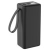 Czarny powerbank o prostokątnym kształcie z zaokrąglonymi krawędziami, wyposażony w pasek do przenoszenia. Na górnej powierzchni znajdują się porty USB oraz niewielki wyświetlacz.