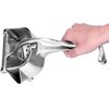 Na zdjęciu widoczna jest metalowa wyciskarka do cytrusów trzymana w dłoni. Produkt ma solidną konstrukcję z otworami do odprowadzania soku.
