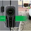 Na zdjęciu znajduje się ładowarka do samochodu elektrycznego zamontowana na ścianie, z widocznymi wymiarami 97 mm szerokości i 225 mm wysokości. Na ładowarce widoczny jest napis "Qoltec" oraz "EV CHARGER", a w tle widać podłączony samochód elektryczny.