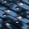 Na zdjęciu widoczne są ciemnoniebieskie etui na telefon, ułożone w regularny wzór. Na jednym z etui znajduje się napis "Etteri".