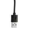 Na zdjęciu widoczny jest czarny kabel USB z metalową wtyczką. Na plastikowej obudowie wtyczki znajduje się symbol USB.