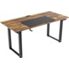 Brązowe biurko gamingowe z czarnym blatem na środku, posiada solidne, metalowe nogi. Na blacie widoczne jest logo "ULTRADESK".