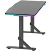Czarne biurko gamingowe z podświetleniem RGB na krawędziach blatu, z solidnymi metalowymi nogami w kształcie litery "T". Na jednej z nóg widoczny jest napis "ULTRADESK".
