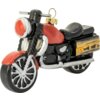 Ozdoba choinkowa w kształcie motocykla, wykonana z materiału w kolorach czarnym, czerwonym i srebrnym, z elementami przypominającymi drewniane skrzynki po bokach. Na górze znajduje się złoty uchwyt do zawieszenia.
