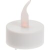 Biała świeczka LED typu tea light z przezroczystym płomieniem, emitującym delikatne, kolorowe światło. Produkt jest częścią zestawu "Świeczka CHRISTMAS DECORATION Tea Light Led (8 sztuk)".