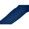 Fragment niebieskiego materiału o gładkiej fakturze, prawdopodobnie rękaw koszulki. Brak widocznych napisów lub logo.
