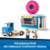 Zestaw LEGO przedstawia mobilną pączkarnię z dużym różowym pączkiem na dachu oraz niebiesko-białą ciężarówką. Na dole zdjęcia znajduje się napis: "Odczepiany kiosk dla większych możliwości zabawy".