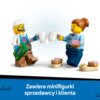 Na zdjęciu znajdują się dwie minifigurki LEGO, jedna trzyma banknot z napisem "100" i kubek, a druga kubek i pączka; wokół nich leżą pączki. Na dole zdjęcia widnieje napis: "Zawiera minifigurki sprzedawcy i klienta".