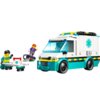 Na zdjęciu znajduje się zestaw klocków LEGO przedstawiający karetkę pogotowia z niebieskimi i żółtymi detalami oraz symbolem gwiazdy życia na boku. Obok karetki widoczne są dwie figurki LEGO, jedna z nich trzyma nosze.