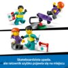 Na zdjęciu widoczne są figurki LEGO przedstawiające scenę z upadkiem skateboardzisty i ratownika z zestawem medycznym. Na dole zdjęcia znajduje się tekst: "Skateboardzista upada, ale ratownik szybko pojawia się na miejscu".