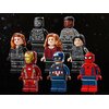 Na zdjęciu znajduje się siedem figurek LEGO przedstawiających postacie superbohaterów w kolorowych kostiumach, ustawionych na ciemnym tle z delikatnymi, jasnymi plamkami. Każda figurka ma unikalny strój i detale, które odzwierciedlają charakterystyczne ce