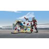 Zestaw LEGO przedstawia scenę bitwy z serii Marvel, z dużą figurką robota i kilkoma mniejszymi postaciami oraz pojazdami w dynamicznych pozach. W tle widoczny jest budynek lotniska i samolot, a na jednym z elementów zestawu znajduje się logo LEGO.