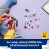 Na zdjęciu znajduje się zestaw klocków LEGO przedstawiający czerwono-niebieskiego mecha z symbolem pająka na klatce piersiowej oraz białą figurkę z czarnym symbolem pająka, trzymającą białą sieć. Tło jest jednolite, w kolorze jasnofioletowym.